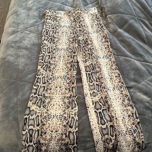 Snake skin stretch bell bottom pants - Picture 1 of 3
